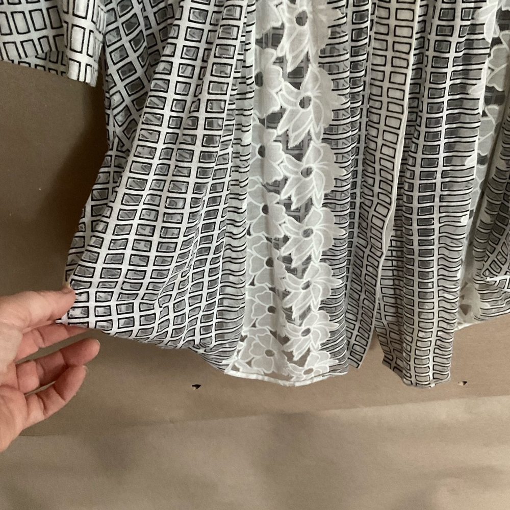 Lindi button down top. 3/4 sleeve. Floral. Size S - Picture 2 of 9